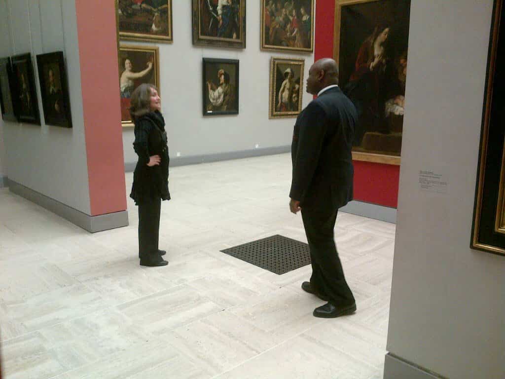 Un agent de gardiennage surveille l’intérieur d'un musée.