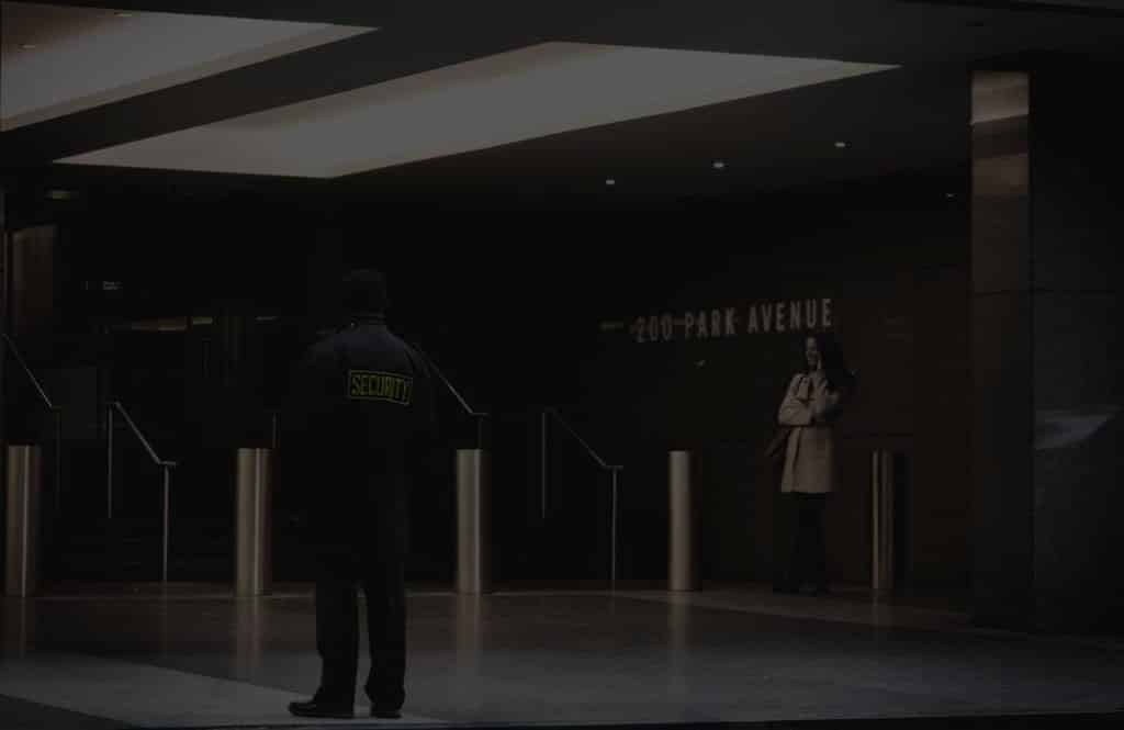 Agent de sécurité surveillant un centre commercial.