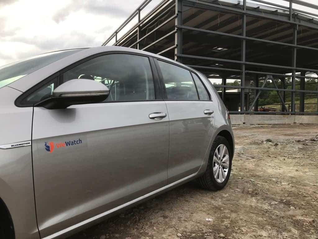 Vehicule mobile WeWatch Security avec logo d'entreprise.