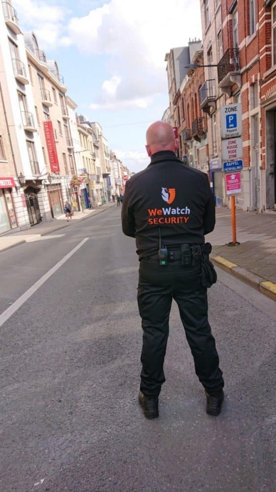 Agent de sécurité et de gardiennage WeWatch surveillant un événement en rue.