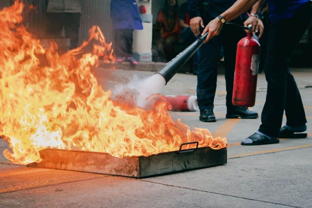 Prévention incendie entreprise. Photo d' un feu allumé lors d'un exercice.