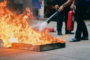 Prévention incendie entreprise. Photo d' un feu allumé lors d'un exercice.