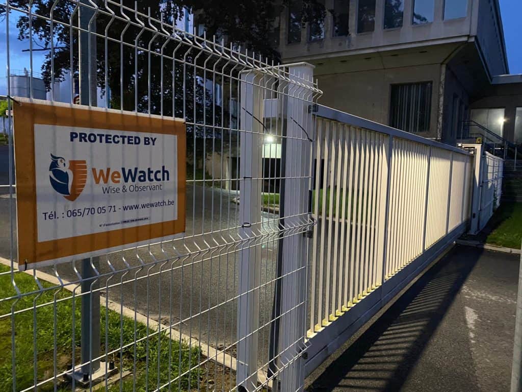 Panneau indiquant les coordonnées de l entreprise de gardiennage devant un site surveillé.