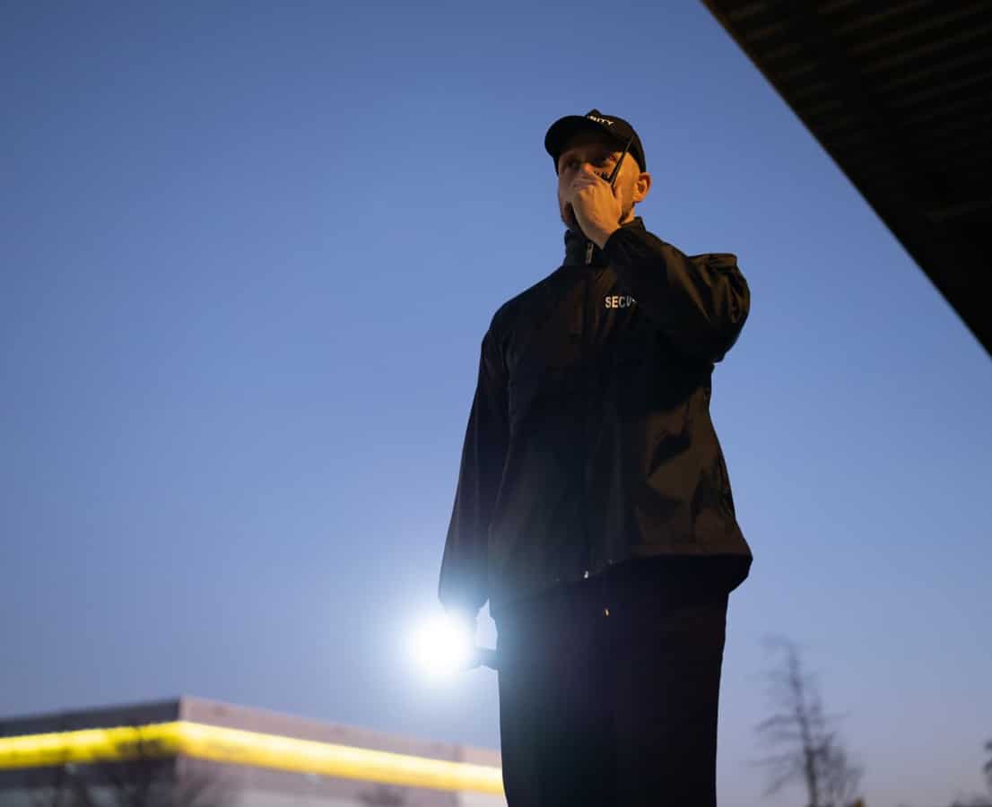Agent de gardiennage sur chantier faisant une ronde de contrôle.