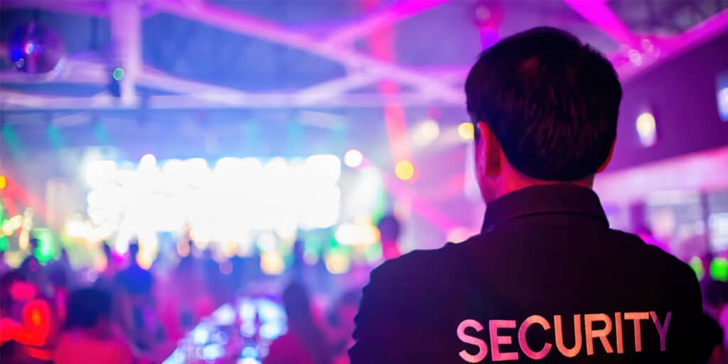 photo d'un agent de sécurité surveillant un évènement musical.