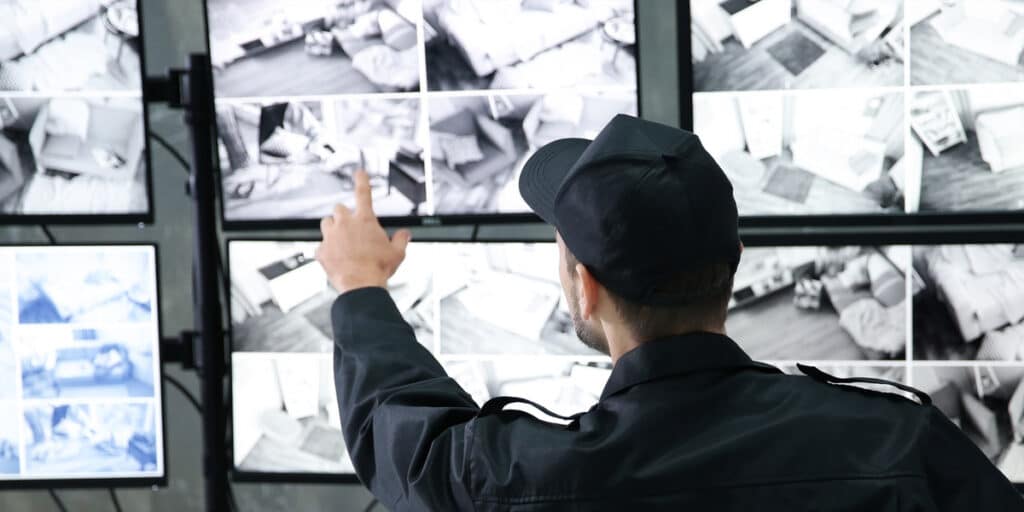 photo d'un agent de sécurité derrière une salle de contrôle dans un environnement industriel