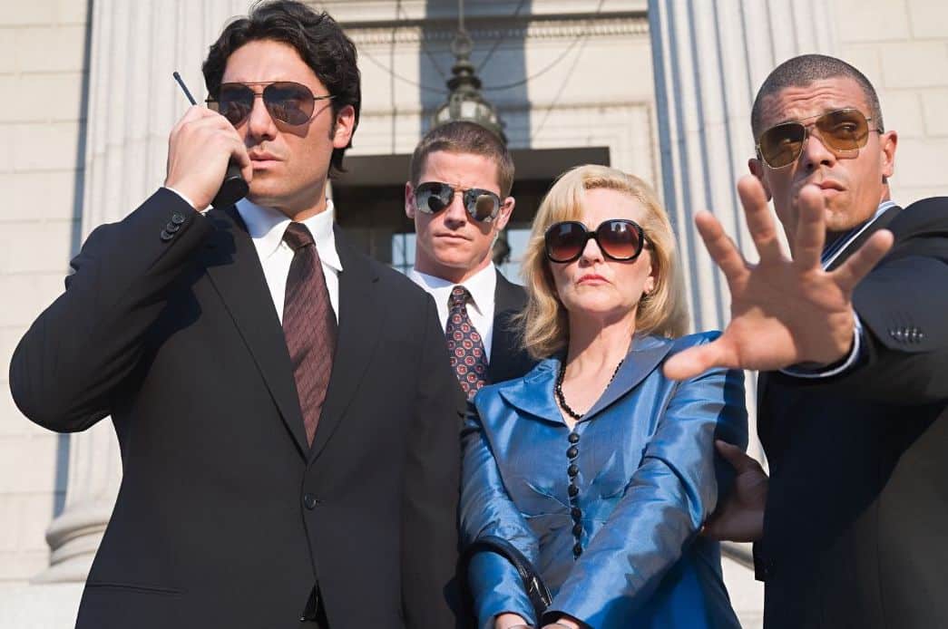 Formation métier bodyguard. Exercice présentant deux agents de protection rapprochée sécurisant un périmètre autour de leurs cliente.