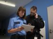 Collaboration dans la preparation d'une mission de surveillance entre un Policier et un agent de gardiennage WeWatch Security.