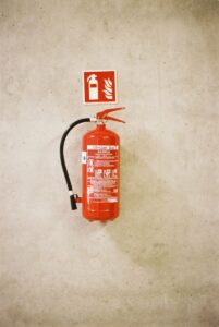 Extincteur fixé au mur pour la sécurité incendie en milieu industriel.