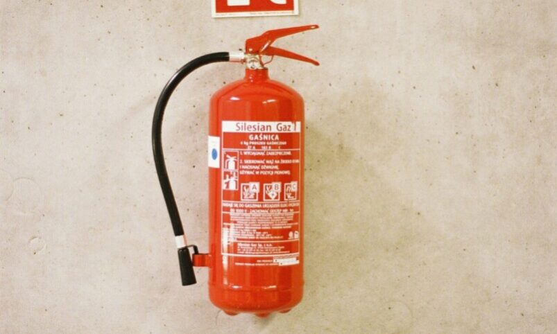 extincteur-mur-securite-incendie-industriel.jpg Extincteur fixé au mur pour la sécurité incendie en milieu industriel.