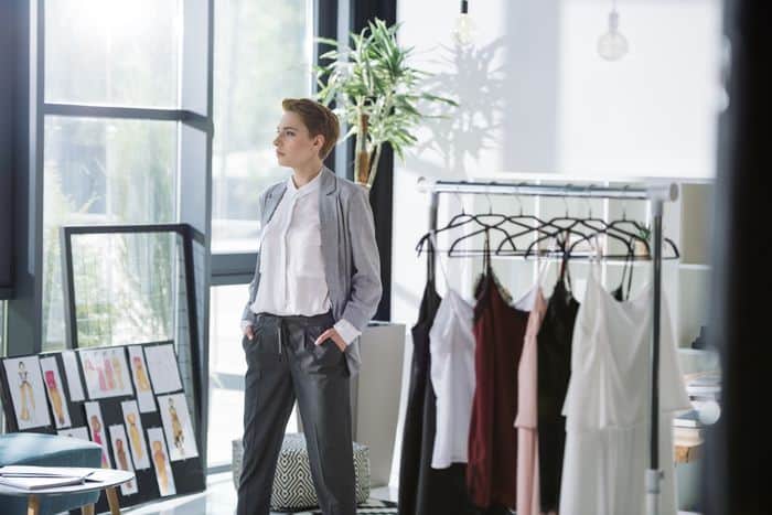 Agent en civil inspectant discrètement un magasin pour prévention des vols