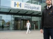 Agent de gardiennage WeWatch Security devant un hôpital à Bruxelles et en Wallonie assurant la protection du site.