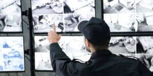 Opérateur WeWatch Security supervisant un mur de moniteurs de vidéosurveillance