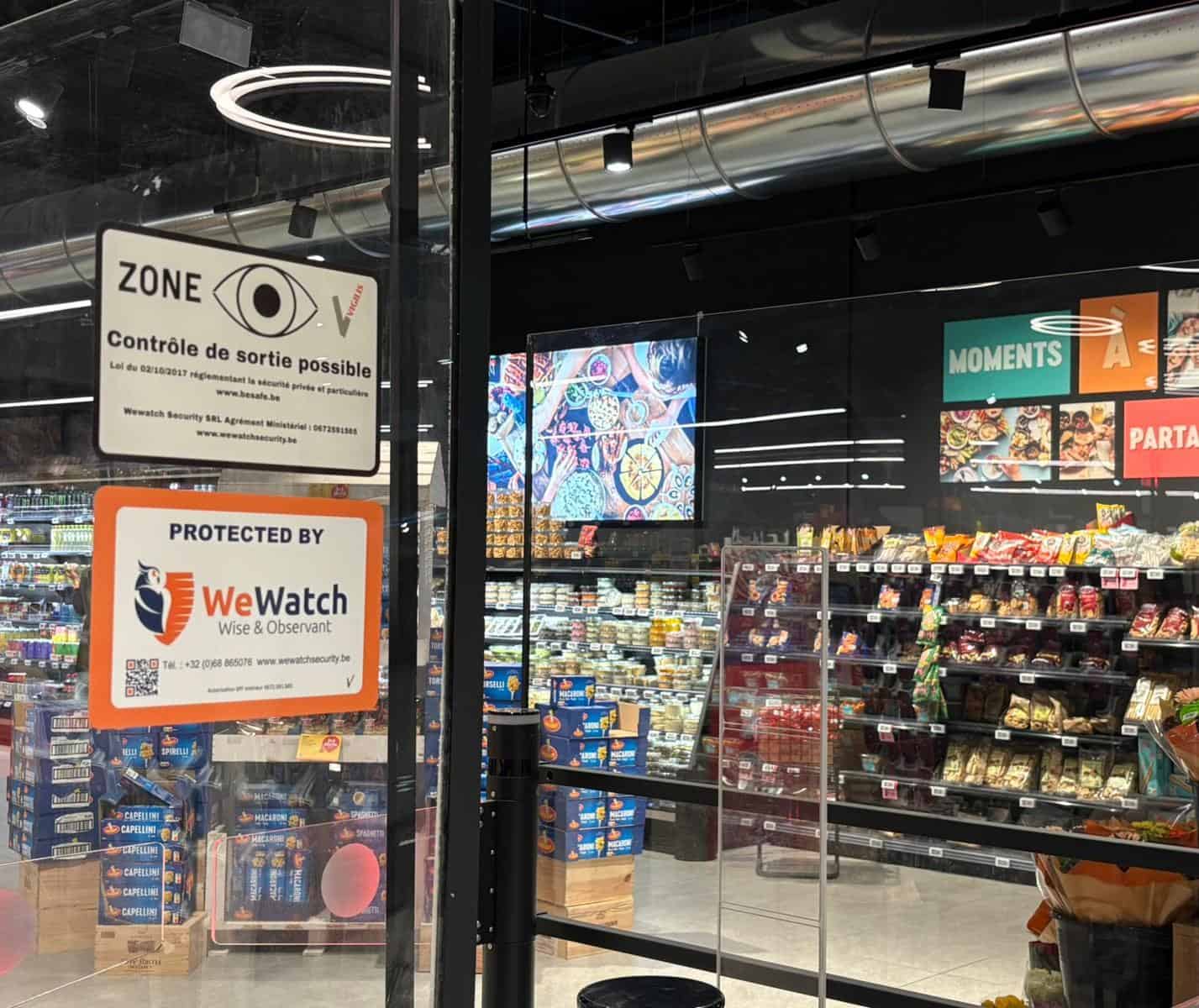 Entrée d’un magasin sous surveillance WeWatch Security avec signalisation de contrôle de sortie possible.