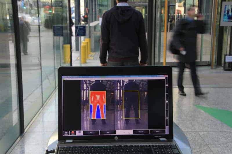 Détection par caméra thermique sur ordinateur portable montrant des personnes surveillées, en zone d’entrée d’un centre; gardiennage professionnel belgique.