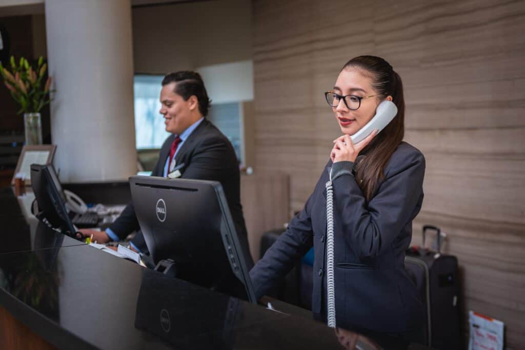 Agent de gardiennage WeWatch Security gérant un Welcome Desk d'entreprise.
