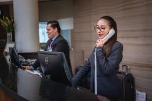 Agent de gardiennage WeWatch Security gérant un Welcome Desk d'entreprise.