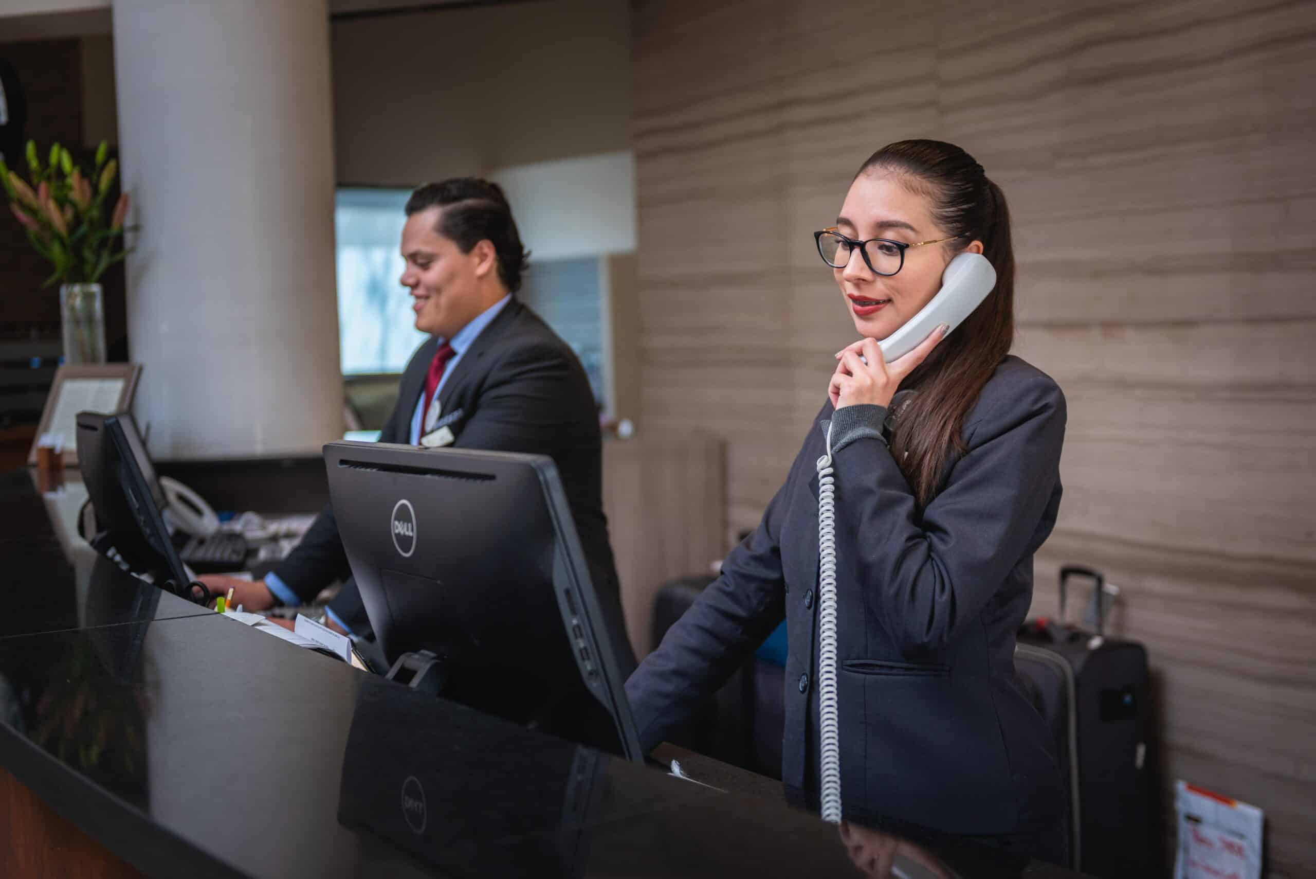 Agent de gardiennage WeWatch Security gérant un Welcome Desk d'entreprise ou d'un hotel.