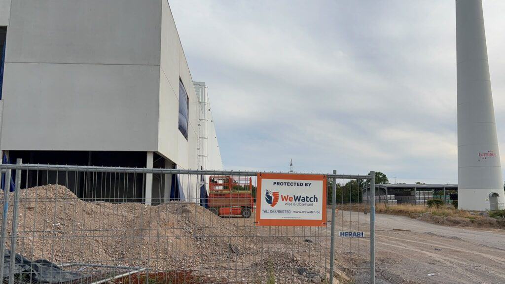 Panneau de l'entreprise de gardiennage WeWatch sur un chantier