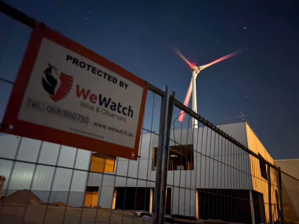 Bâtiment en construction et panneau de surveillance WeWatch security