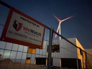 Bâtiment en construction et panneau de surveillance WeWatch security